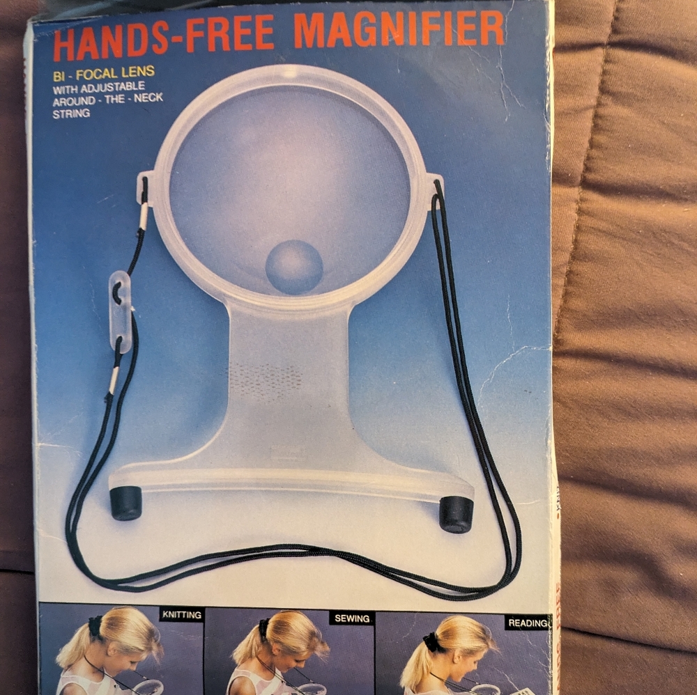 Hands-free magnifier magnifying glass